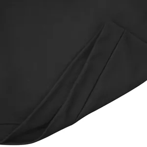 Primo piano di tessuto a maglia nero di alta qualità con trama e orlo.