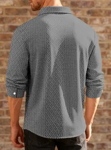 Vista trasera de una camisa gris de manga larga para hombre con patrón geométrico