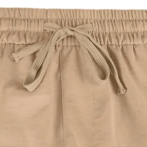 Detailopname van de elastische tailleband met trekkoord van de kaki korte broek