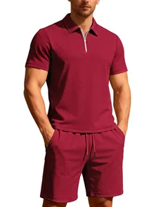 Close-up van bordeauxrode jacquard polo en short set voor heren met rits