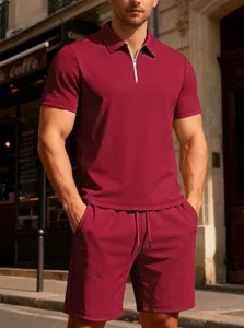 Bourgondiƫ heren set met jacquard textuur voorzien van rits polo en korte broek