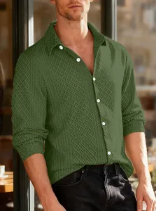 Detalle de camisa de punto verde para hombre con intrincados patrones de diamantes