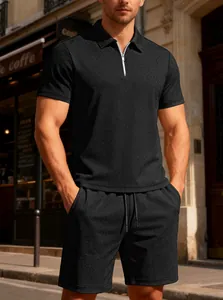 Detail van de zwarte jacquard heren business casual set met rits polo en korte broek.