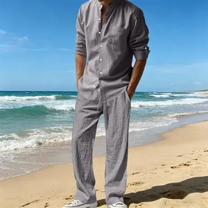 Ανδρικό μοντέλο στην παραλία με γκρι λινό πουκάμισο και παντελόνι για καθημερινή χρήση.