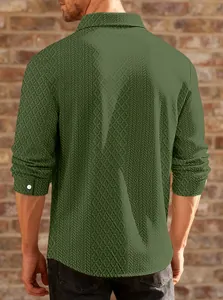 Vista detallada de camisa de punto texturizada verde oscuro para hombre de manga larga