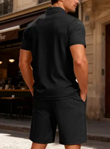 Detailweergave van de zwarte getextureerde jacquardstof op heren polo short set