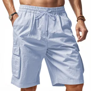 Detail van ademende lichtblauwe cargoshorts met elastische tailleband met trekkoord en zakken