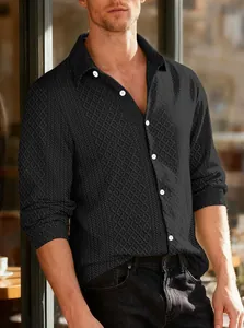 Primer plano de la textura de punto tipo gofre y botones blancos en camisa negra.