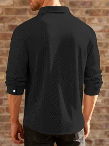 Vista trasera detallada de un polo negro de manga larga con una textura de punto fina