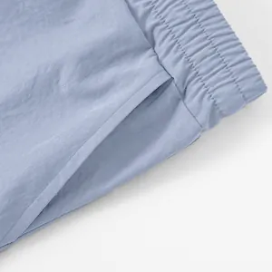 Gedetailleerd zicht op de elastische tailleband en zijzak van deze blauwe cargo short.