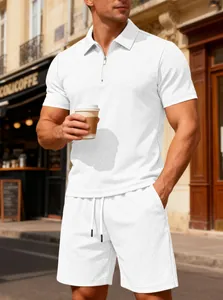 Detail van de witte jacquard stof op heren zomer set met rits polo en short