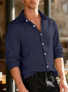 Primer plano de camisa de punto azul marino para hombre con diseño de rombos texturizados