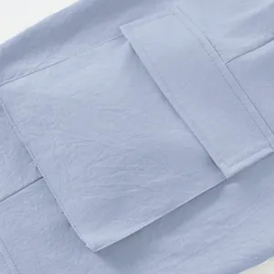 Detailweergave van de klepzak en ademende katoenen stof op de lichtblauwe cargo short