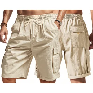 Detailweergave van de voor- en achterkant van kaki cargo short met handige zakken.