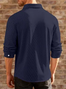 Vista posterior detallada de una camisa de hombre azul marino con patrón de punto