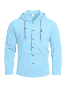 Dettaglio frontale di una maglia a maniche lunghe con cappuccio da uomo azzurra