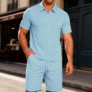 Lichtblauw jacquard set voor heren met polo met rits en korte broek voor een zomerse look.