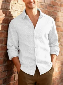 Detalle de camisa blanca de punto texturizado con botones y manga larga para hombre