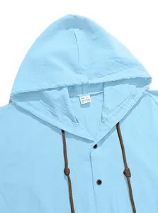 Dettaglio di una camicia casual con cappuccio in cotone azzurro da uomo con bottoni