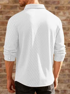 Detalle de la vista posterior de una camisa de hombre blanca de manga larga jacquard