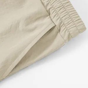 Close-up van de elastische tailleband en zak op beige cargoshorts voor heren