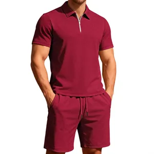Hoogwaardige bordeauxrode heren vrijetijdsset met rits-polo en korte jacquardbroek