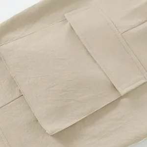 Detailopname van een grote klepzak op een beige ademende cargo-short voor heren