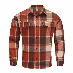 Dettaglio camicia di flanella a scacchi arancione e rossa da uomo con due tasche.