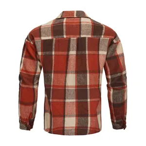 Vista posteriore di una camicia casual da uomo in flanella a quadri rossi e marroni
