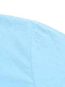 Dettaglio ravvicinato della trama del tessuto di cotone azzurro e di una cucitura pulita.