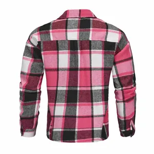 Vista posteriore dettagliata di una camicia casual da uomo a maniche lunghe a quadri rosa