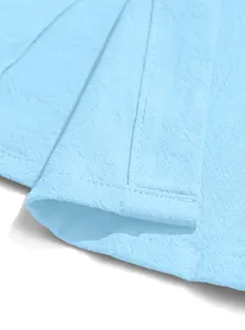 Primo piano di tessuto in puro cotone azzurro con cuciture di alta qualità e trama fine