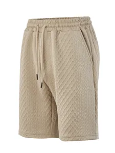 Gros plan sur un short décontracté pour homme en jacquard beige avec cordon de serrage.