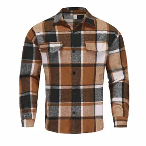 Vista dettagliata della camicia casual a maniche lunghe a quadri marroni da uomo