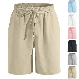Dettaglio ravvicinato dei pantaloncini da uomo con vita elastica e varianti di colore