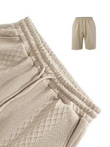 Détail rapproché du short décontracté pour homme beige avec texture jacquard géométrique