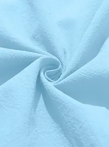 Primo piano della trama del tessuto di cotone azzurro per camicia casual da uomo