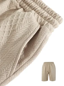 Vue détaillée de la texture du tissu jacquard et de la poche sur un short beige