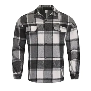 Dettaglio di una camicia di flanella a quadri grigi e neri da uomo con tasche