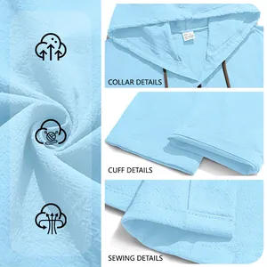 Dettagli ravvicinati della camicia con cappuccio in cotone azzurro che mostra tessuto e cuciture