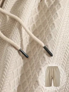 Gros plan sur le tissu jacquard beige et le détail du cordon d'un short décontracté