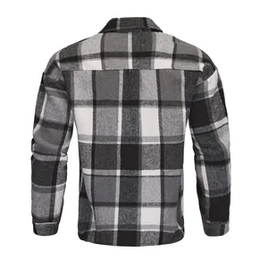 Vista posteriore di una camicia di flanella a quadri grigi e neri da uomo a maniche lunghe