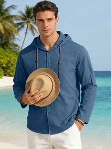 Dettaglio di una maglia blu a maniche lunghe con cappuccio da uomo su una spiaggia tropicale