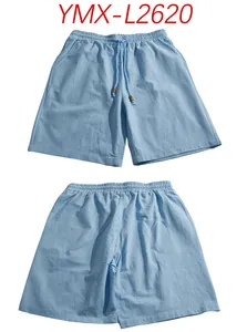 Vista anteriore e posteriore dei pantaloncini estivi casual azzurri da uomo ad asciugatura rapida