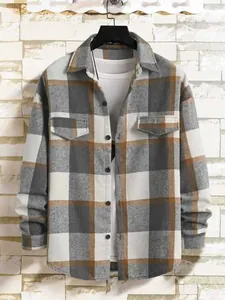Dettaglio camicia casual da uomo a quadri grigi e arancioni con tasche sul petto.