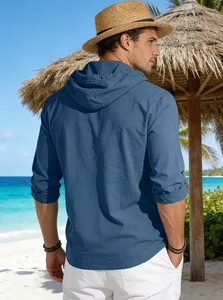 Vista dettagliata del cappuccio e del tessuto di una camicia casual blu da uomo a maniche lunghe