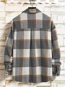 Dettaglio vista posteriore di una camicia di flanella a quadri grigio e arancione da uomo
