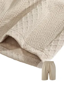 Vue macro du tissu jacquard texturé sur un short décontracté beige pour hommes