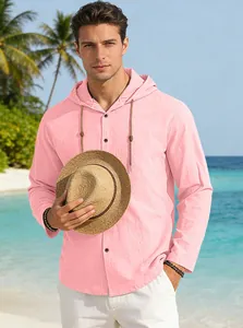 Vista dettagliata della camicia rosa con cappuccio da uomo che mostra la trama del cotone