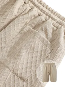 Gros plan sur la texture jacquard beige d'un short décontracté pour hommes.
